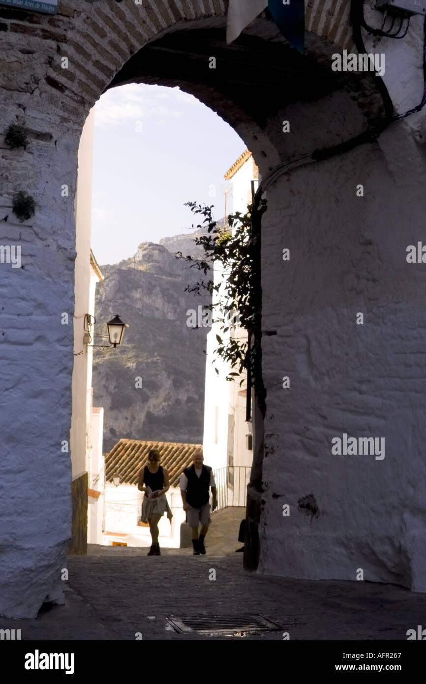 Erkunden das Dorf Casares einem Pueblo Blanco in den andalusischen Bergen in der Nähe von Marbella Spanien Stockfoto