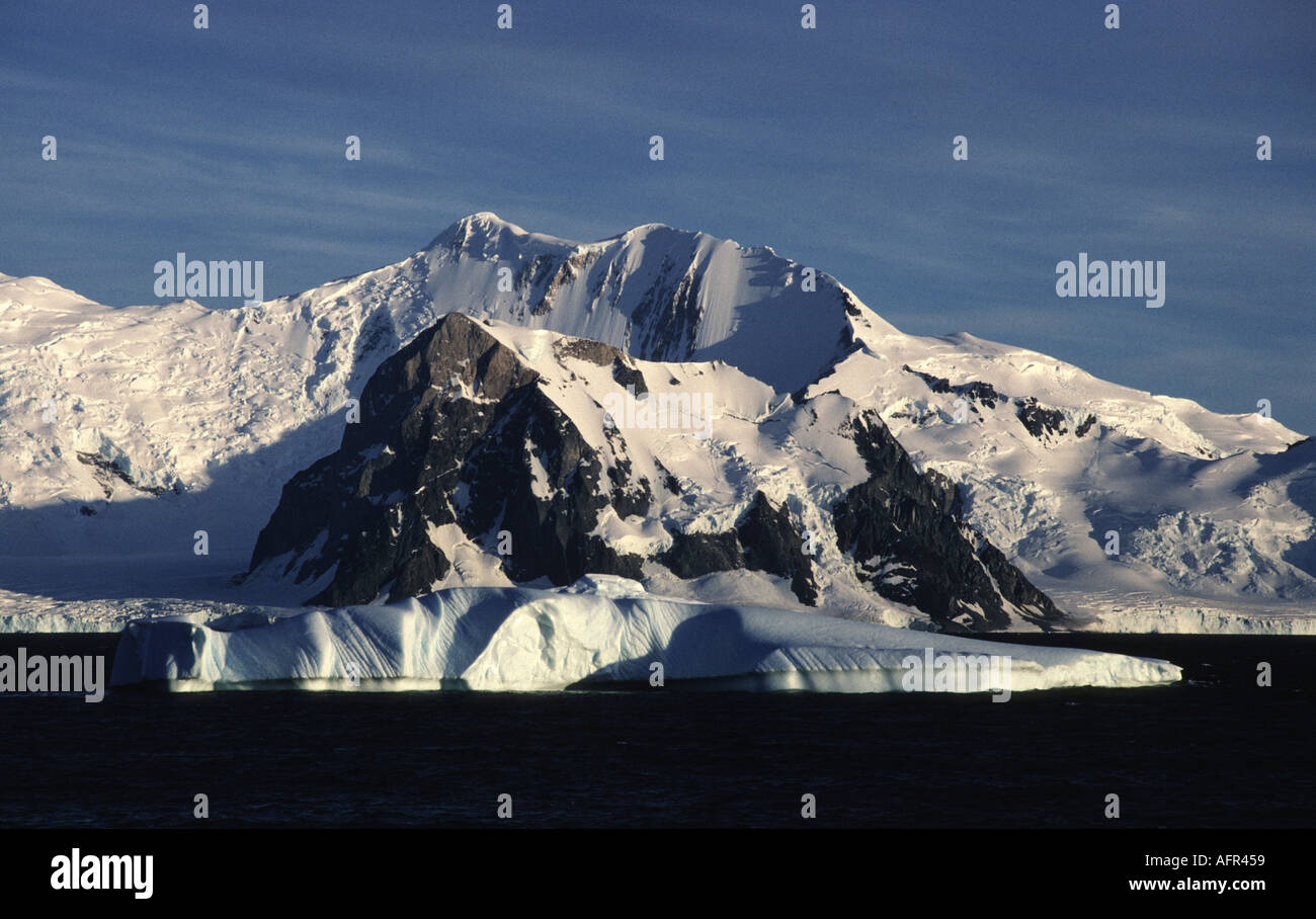 Eisberg und bergige Küste auf der antarktischen Halbinsel in Marguerite Bay Stockfoto