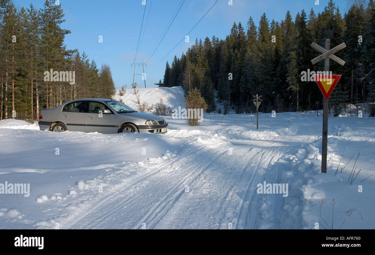 Offizielle Schneemobil Route unter Stromleitung, Finnland Stockfoto