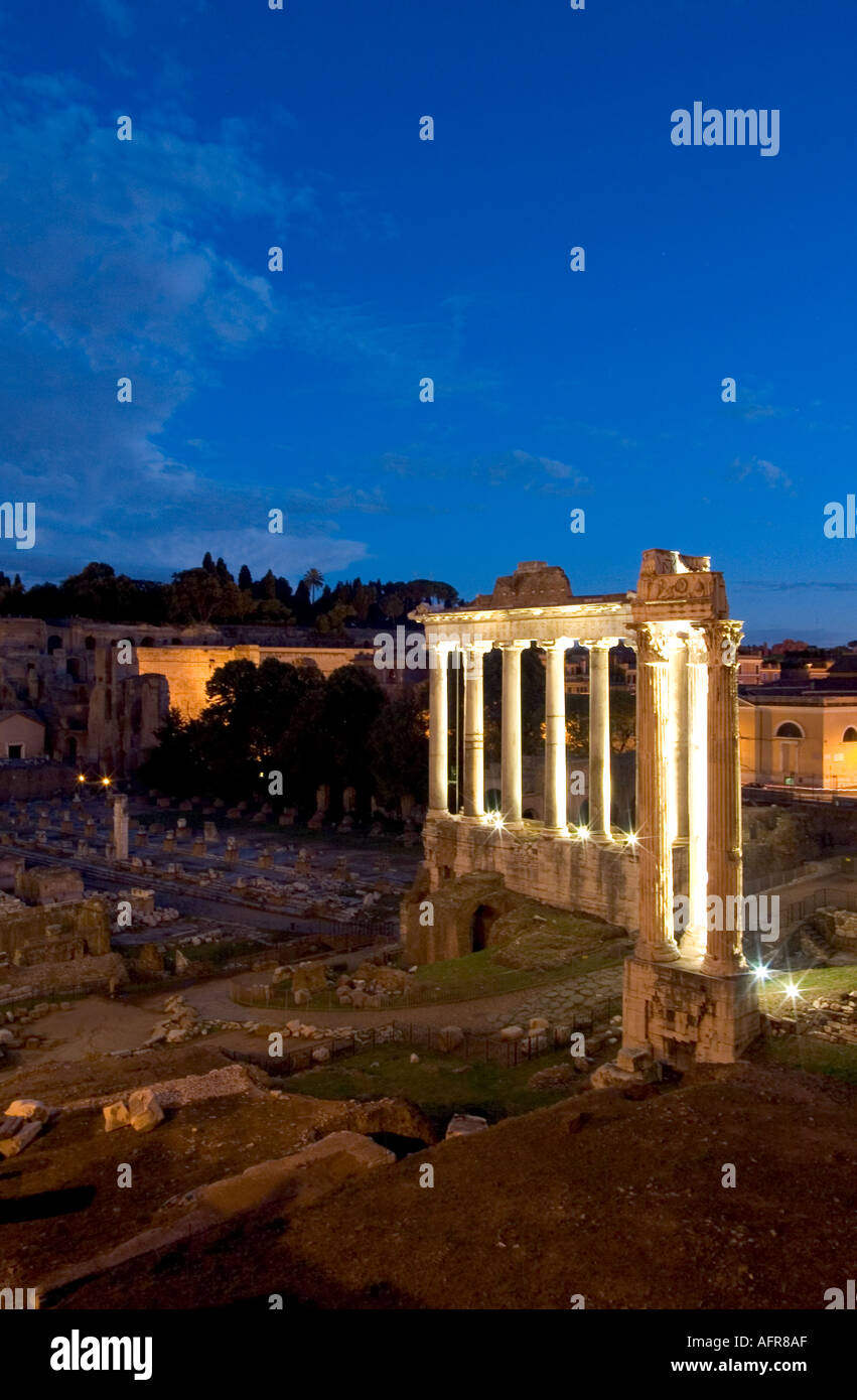 Basilika Julia Roman Forum in der Nacht Stockfoto