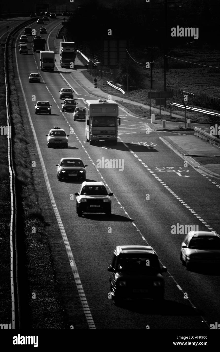 beschäftigt eine Straße 1 Autobahn Verkehr Autobahn Reisen Langstrecken durchkreuzen Öl Verbrauch Auto LKW LKW Spedition Transport journ Stockfoto