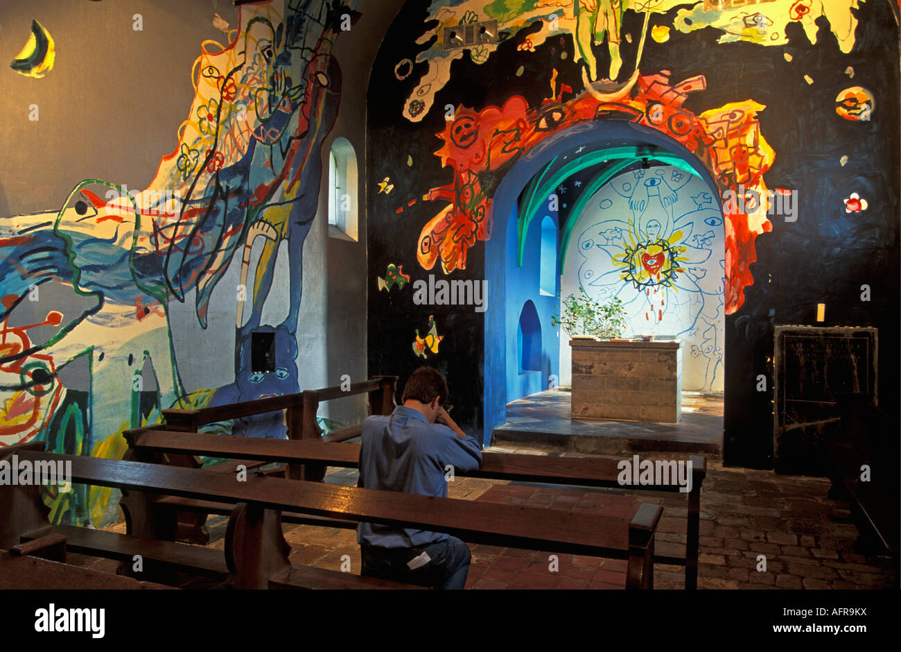 Niederländischen Vaals Mann betet in der Kirche mit modernen Gemälden Stockfoto