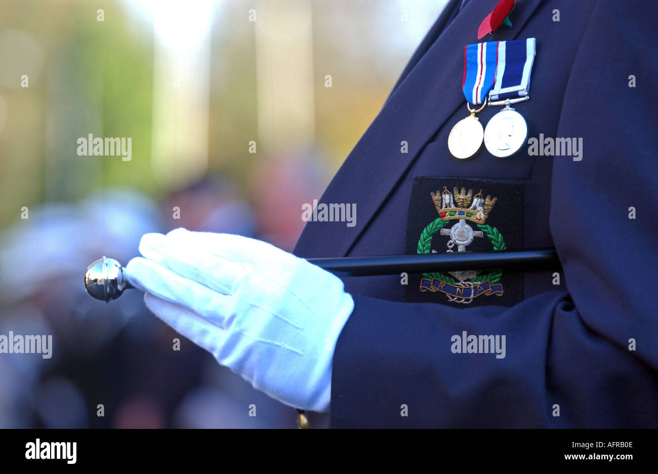 Ein alter Soldat an ein Kenotaph während ein Gedenkgottesdienst Stockfoto