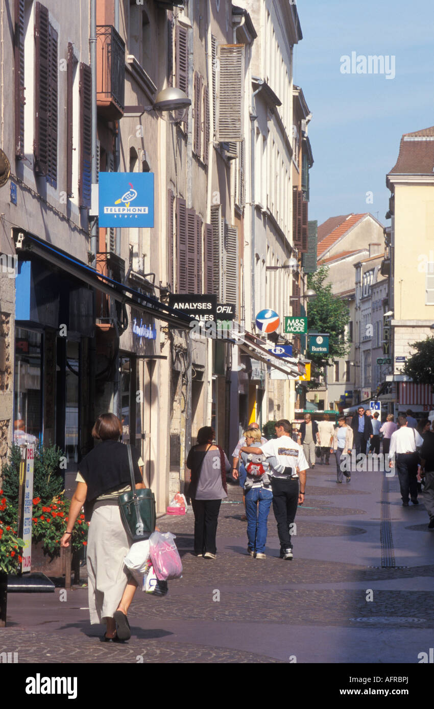 Menschen bei der shopping Straße Rue Carnot in Macon Burgund Frankreich Stockfoto