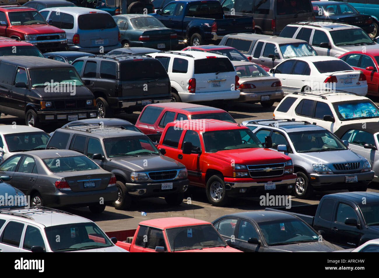 Autos eingeklemmt in einen Parkplatz am Santa Monica Beach Los Angeles County California Vereinigten Staaten von Amerika Stockfoto