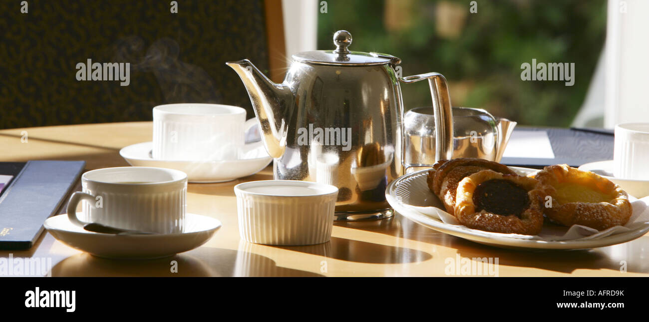 Stillleben mit einer Kaffeekanne und kontinentales Frühstück Stockfoto