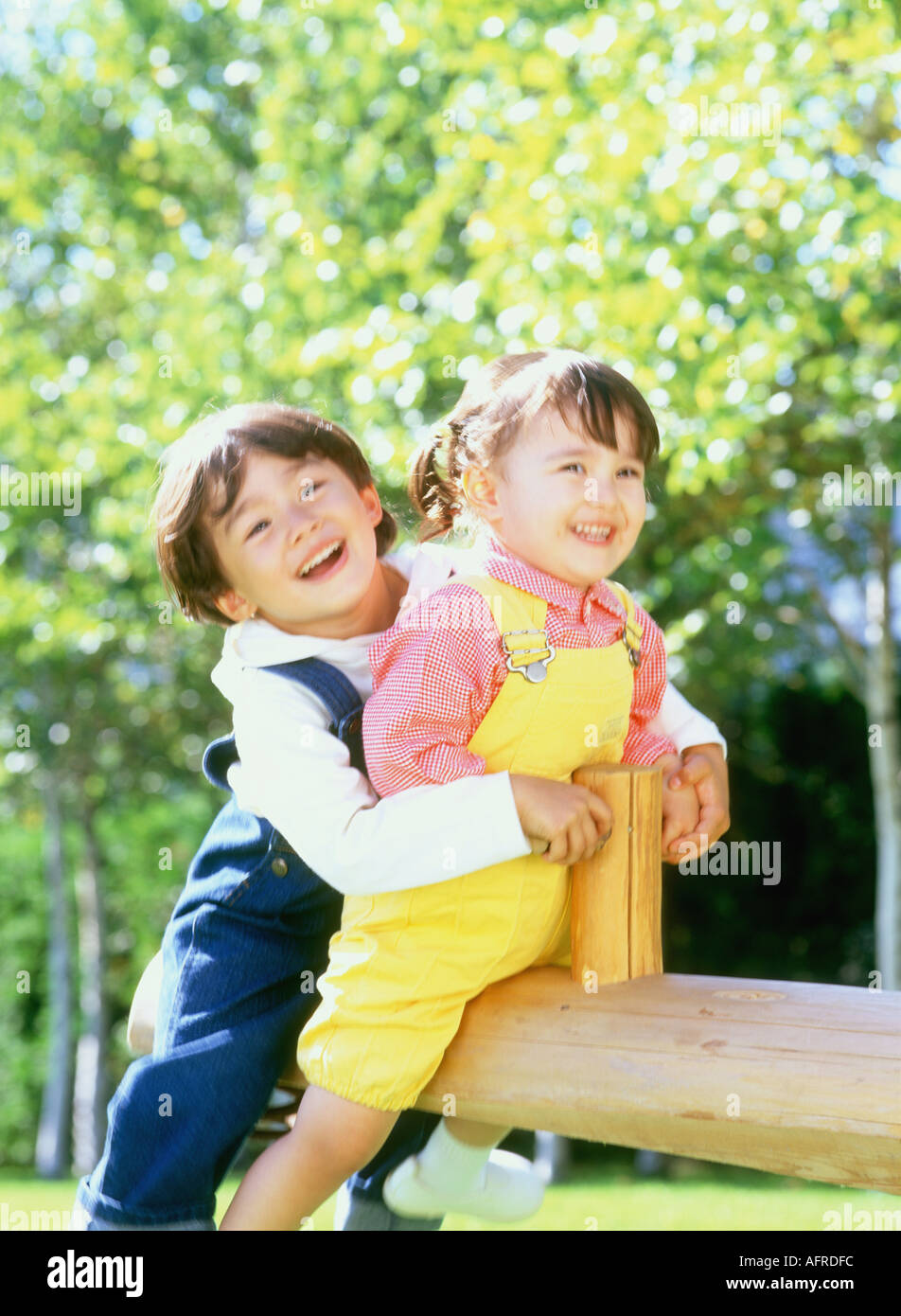 Kinder auf der Wippe Stockfoto