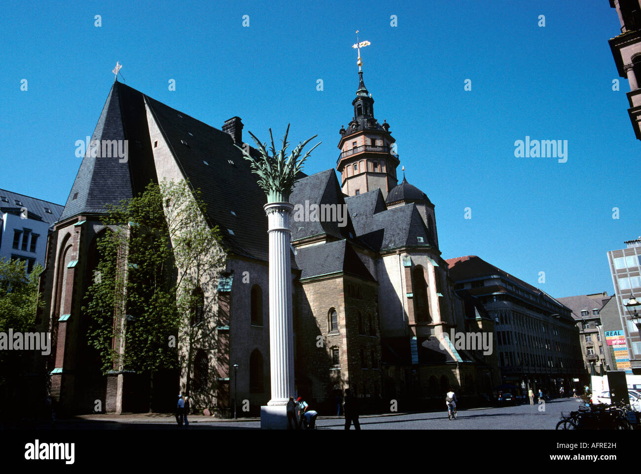 St. Nikolaus Kirche oder Nikolaikirche.  Neben Kirche befindet sich ein Denkmal für die Revolution von 1989. Stockfoto