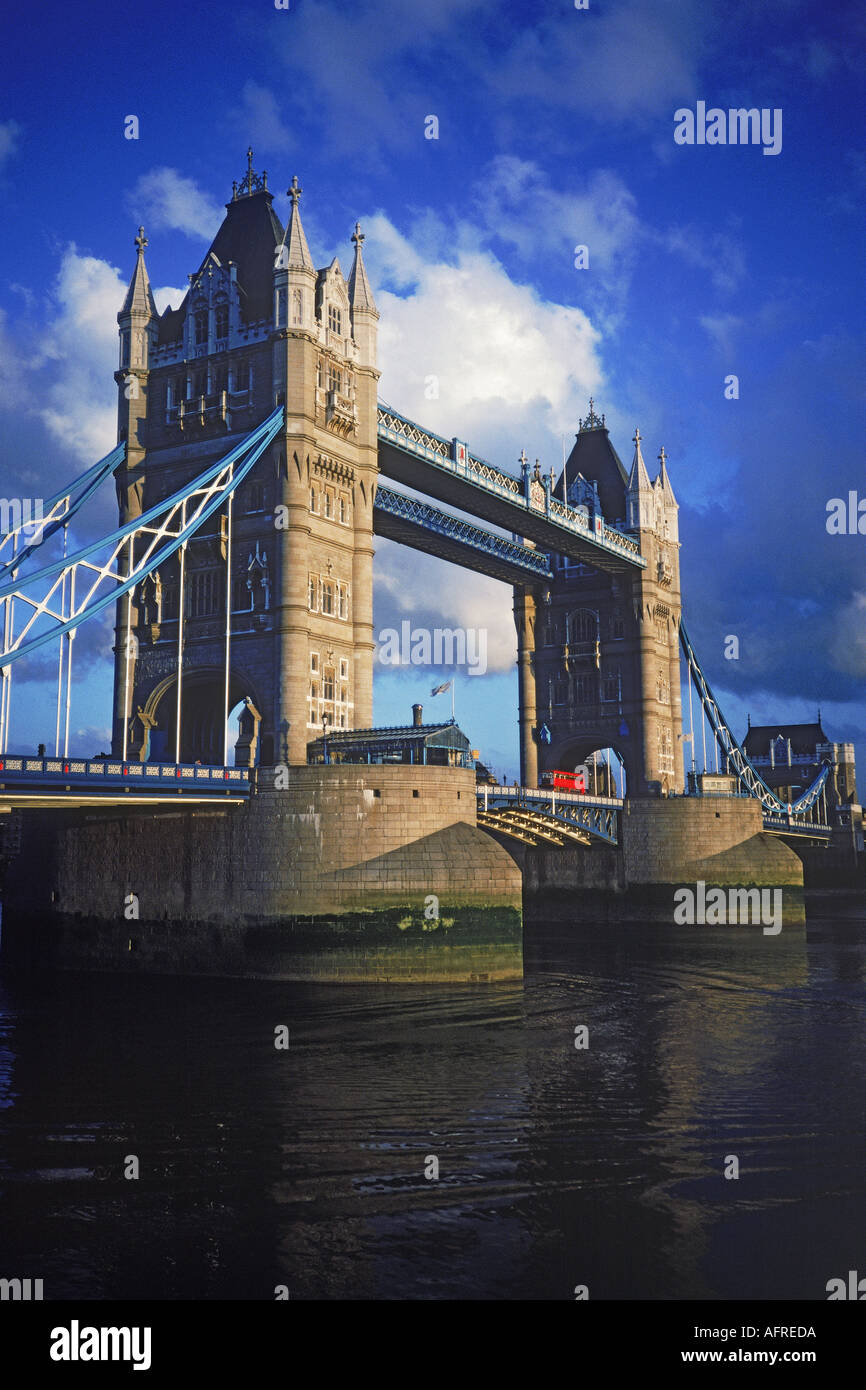 Roten Stadtbusse, die Tower Bridge über die Themse überqueren Stockfoto