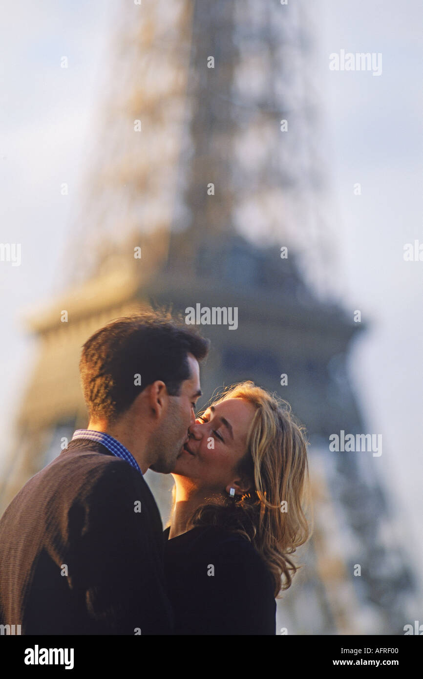 Paar küssen am Pont De Billy mit Eiffelturm Stockfoto