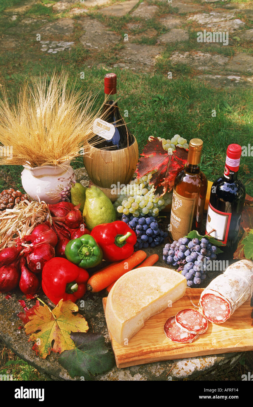 Bunte Auswahl an Speisen und Weine aus der Toskana Stockfoto