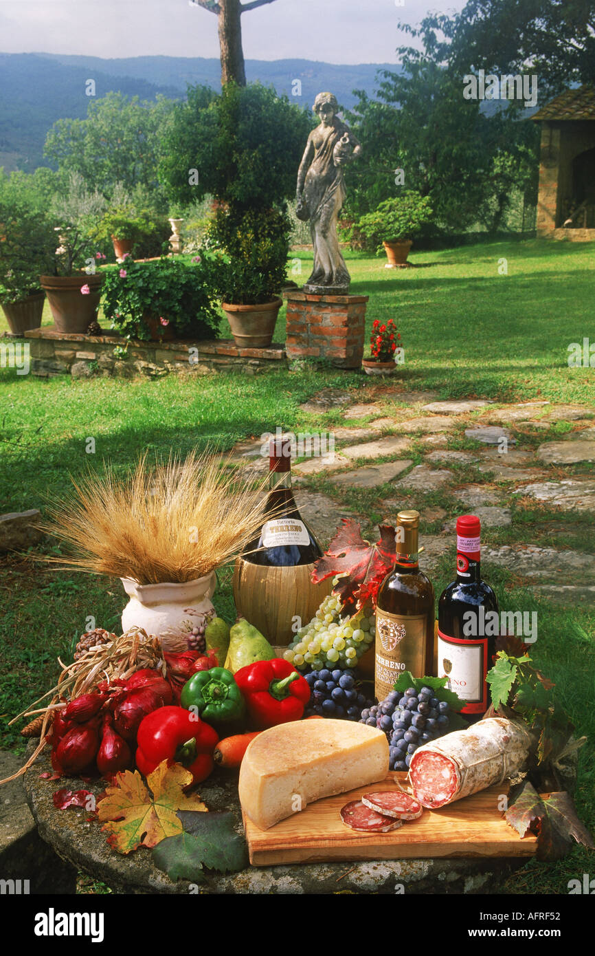Auswahl an Speisen und Weine aus der Toskana im Schlossgarten Stockfoto