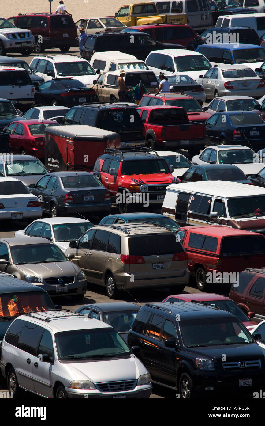 Autos eingeklemmt in einen Parkplatz am Santa Monica Beach Los Angeles County California Vereinigten Staaten von Amerika Stockfoto