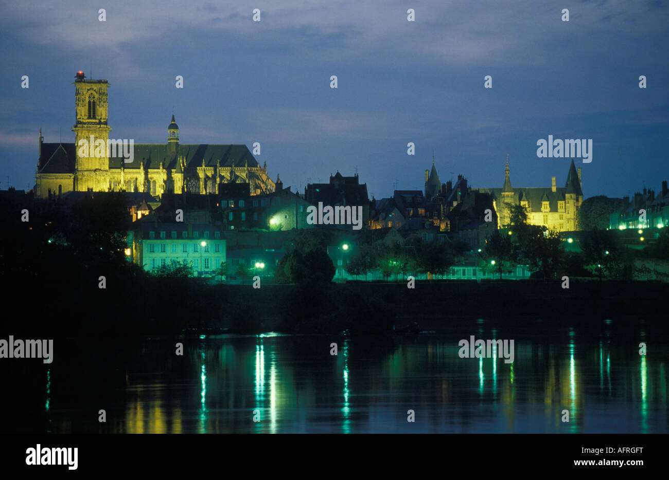 Skyline mit dem Dom und der Palast des Herzogs in der Nacht in Nevers Burgund Frankreich Stockfoto