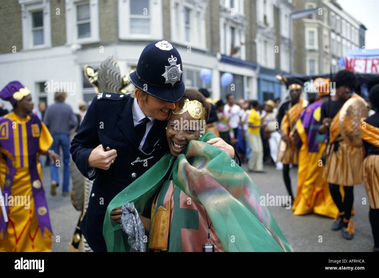 Notting Hill Carnival London. Polizist Partygänger in Kostümen, die Spaß daran haben, sich an der Schließung des 1990er Jahre UK HOMER SYKES zu beteiligen Stockfoto