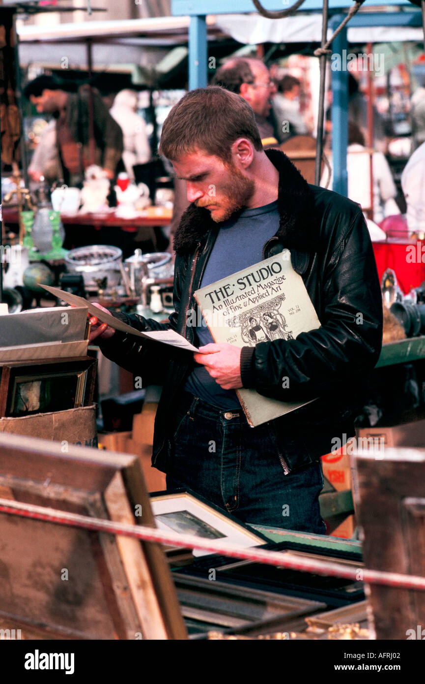 Das Studio Magazine, Sammler, der durch den Marktstand geht, um nach Sachen zu suchen. Bermondsey Square Antiquitätenmarkt. Southwark, S E London, England Großbritannien Stockfoto