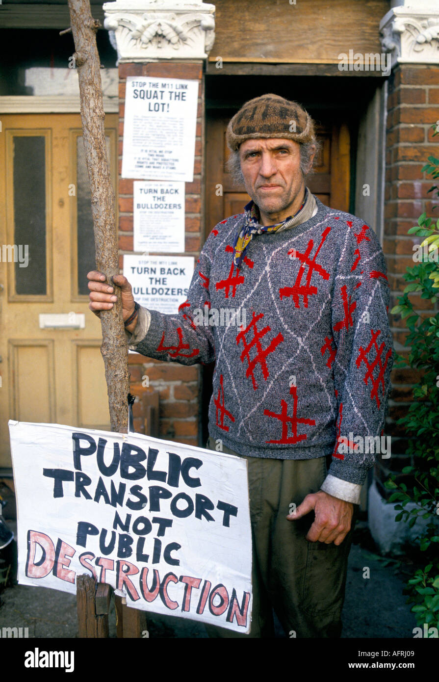 Demonstranten der lokalen Gemeindegruppe, männlicher Bewohner, protestierte gegen den M11 Link Road Vorschlag in Wanstead, East London 1993 1990s UK HOMER SYKES Stockfoto