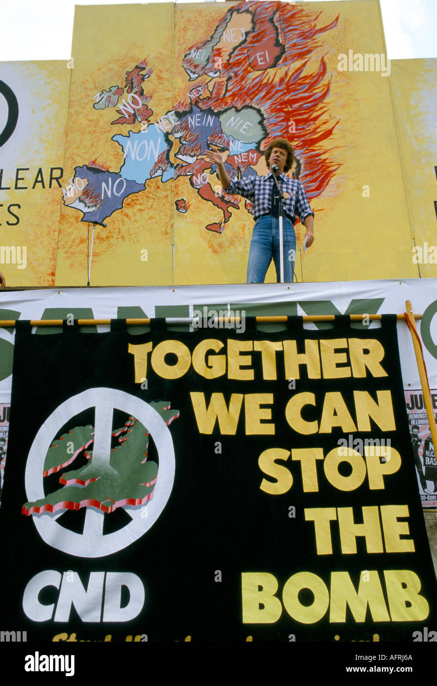 CND 1980s UK. Trafalgar Square Demonstrationskampagne für nukleare Abrüstung London to Hyde Park 1982 Demo gegen den Konflikt in Falklands HOMER SYKES Stockfoto