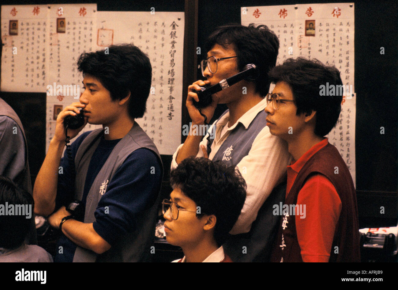Hong Kong Gold Exchange 1990er Jahre. Händler Händler Händler auf ihren Handys altmodisch i Telefone Börsenboden in der China 1991 1990er HOMER SYKES Stockfoto