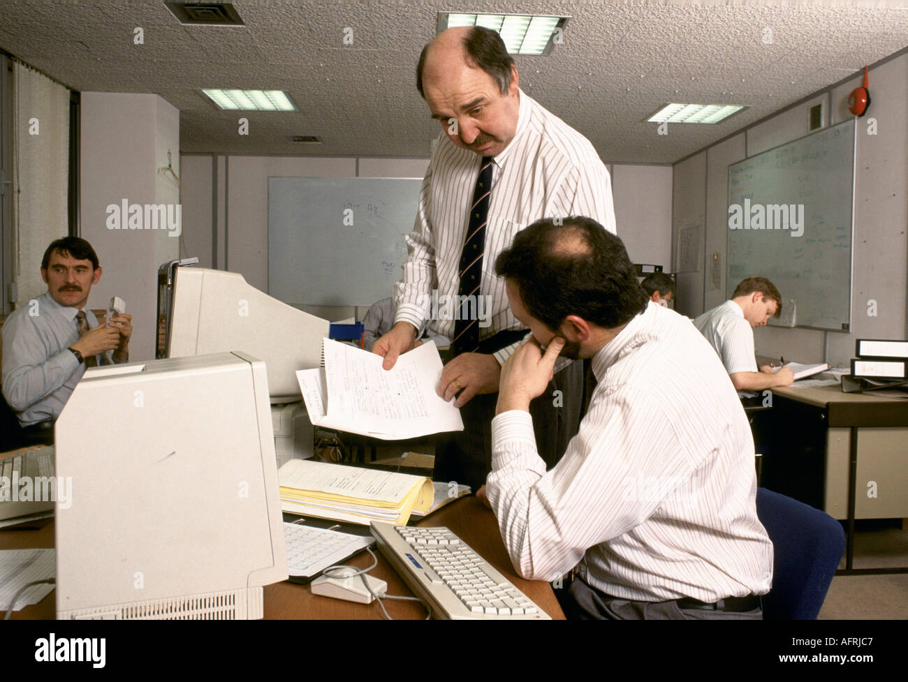 Beamte Büroangestellte, Scotland Yard Mitglieder des Serious Fraud Squad, London UK. Retro-Desktop-Computer 1990er um 1995 HOMER SYKES Stockfoto