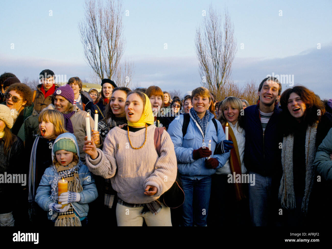 Women Peace Protestierende am Umzäunungszaun, Greenham Common Berkshire England. 1982 oder 1983 80er Jahre UK HOMER SYKES Stockfoto