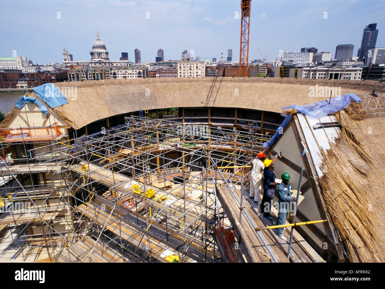 Globe Theatre 1990s Shakespeares neues Globe Theatre London Großbritannien im Bau 90s England 1997 HOMER SYKES Stockfoto