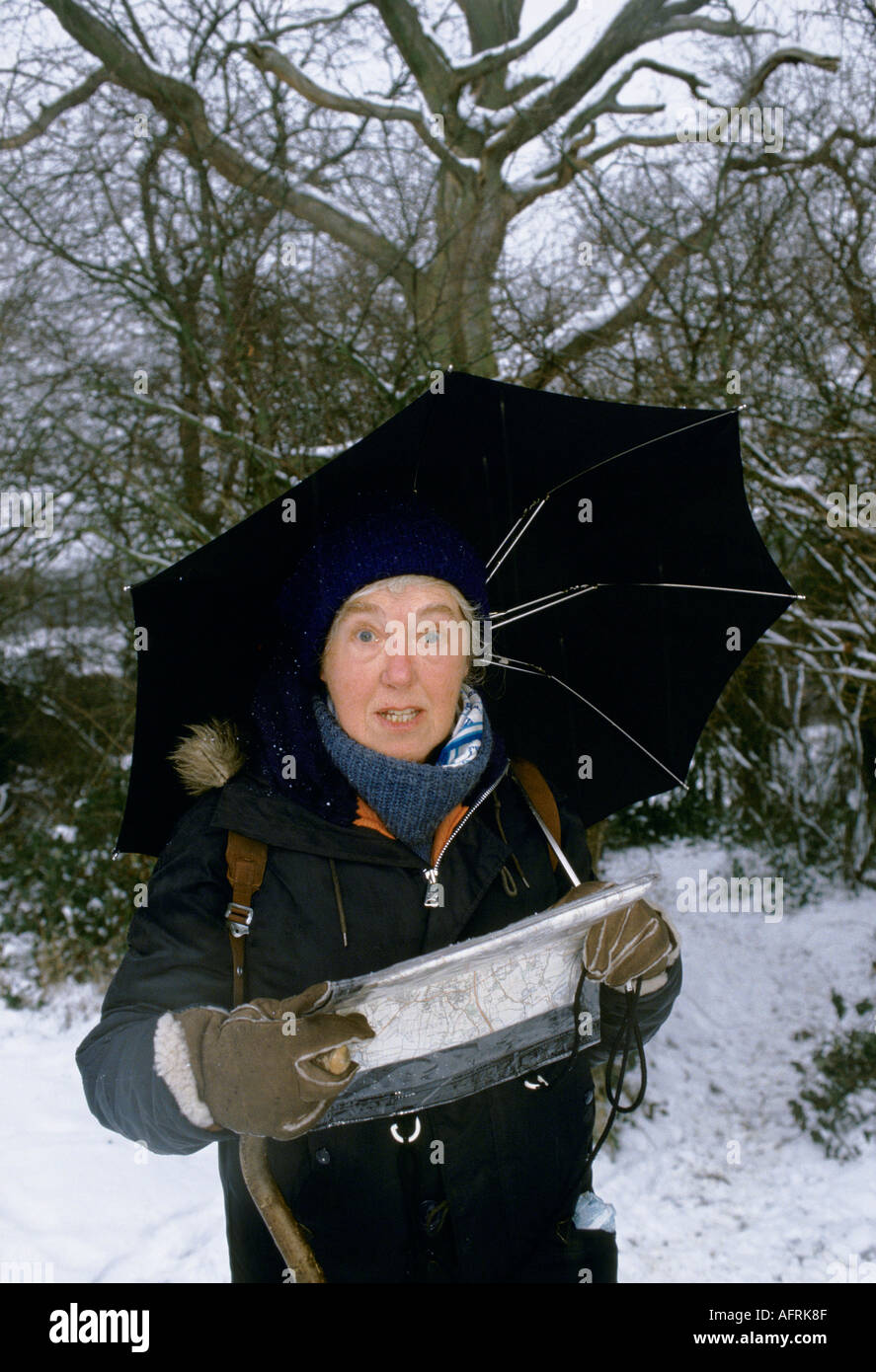 Senior Frau liest Karte, Mitglied der Ramblers Association Winterspaziergang unvorbereitet schlechtes Wetter Merstham, Surrey, England Januar 1991 1990s UK HOMER SYKES Stockfoto