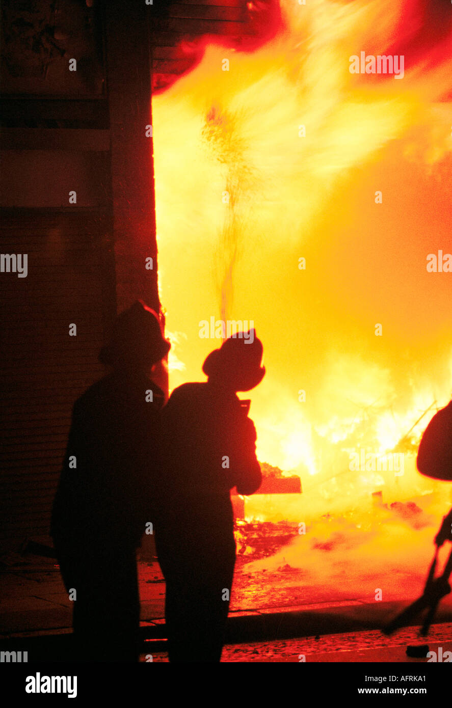 Toxteth Unruhen der 80er Jahre Liverpool 8 brennende Gebäude Randalierer Feuer zu Geschäften in mehreren Tagen der städtischen Unruhen. Feuerwehrleute aus Blaze 1981 HOMER SYKES Stockfoto