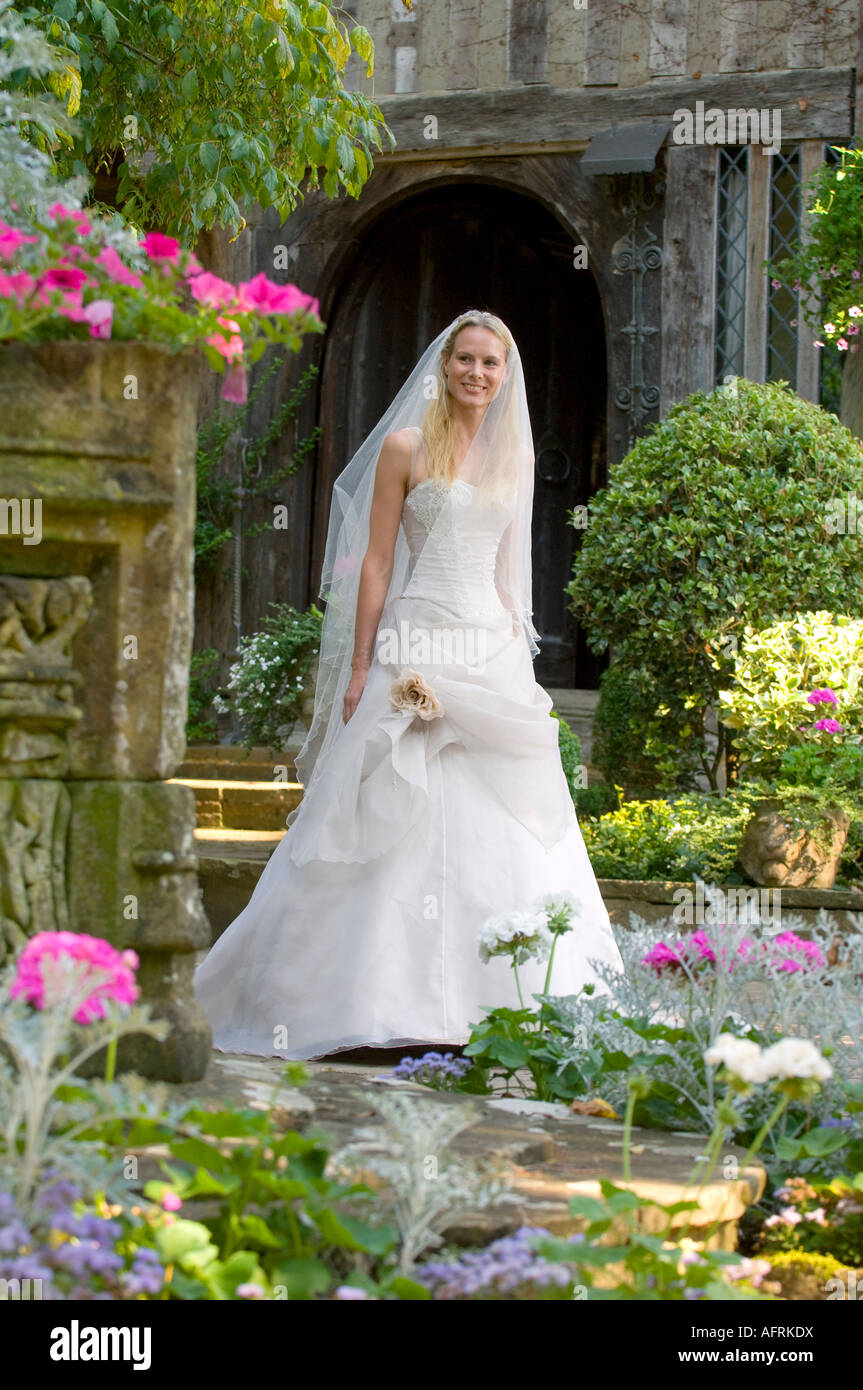 Eine Braut trägt ein maßgeschneidertes handgefertigte Hochzeitskleid von Becky Drinan. Bild von Jim Holden. Stockfoto