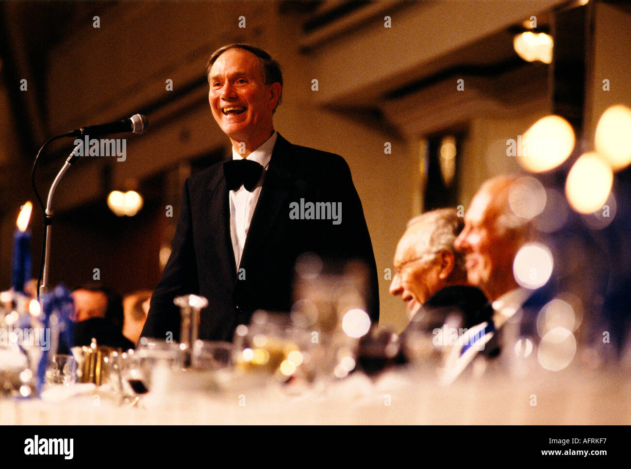 Nach dem Abendessen spricht der Sprecher Peter Moloney vor Geschäftsleuten der City of London. 1990ER UK 1992 HOMER SYKES Stockfoto