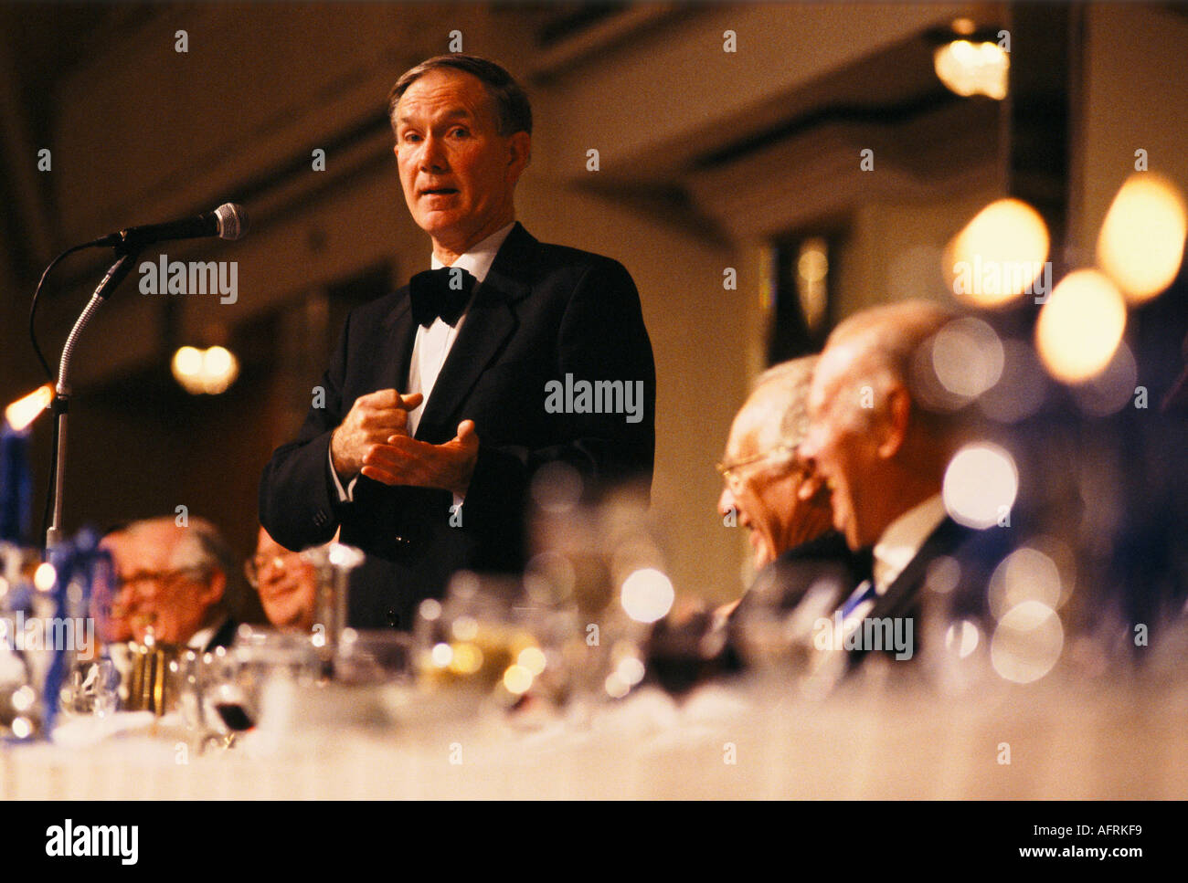 Nach dem Abendessen spricht der Sprecher Peter Moloney vor Geschäftsleuten der City of London. 1990ER UK 1992 HOMER SYKES Stockfoto