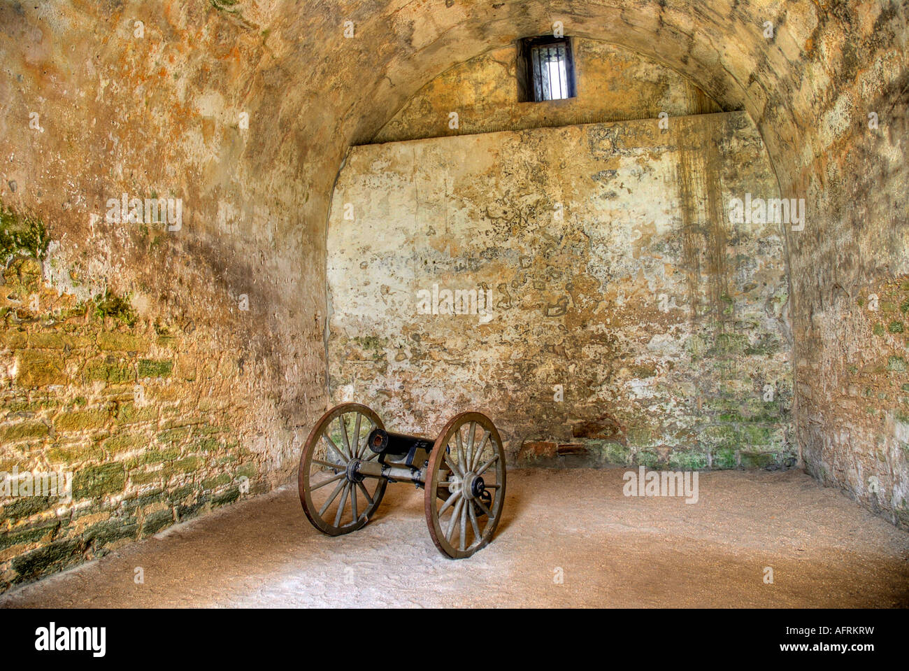 Kanone sitzt im Inneren Abstellraum am Castillo de San Marcos Nationaldenkmal St. Augustine Florida-HDR-Bild Stockfoto