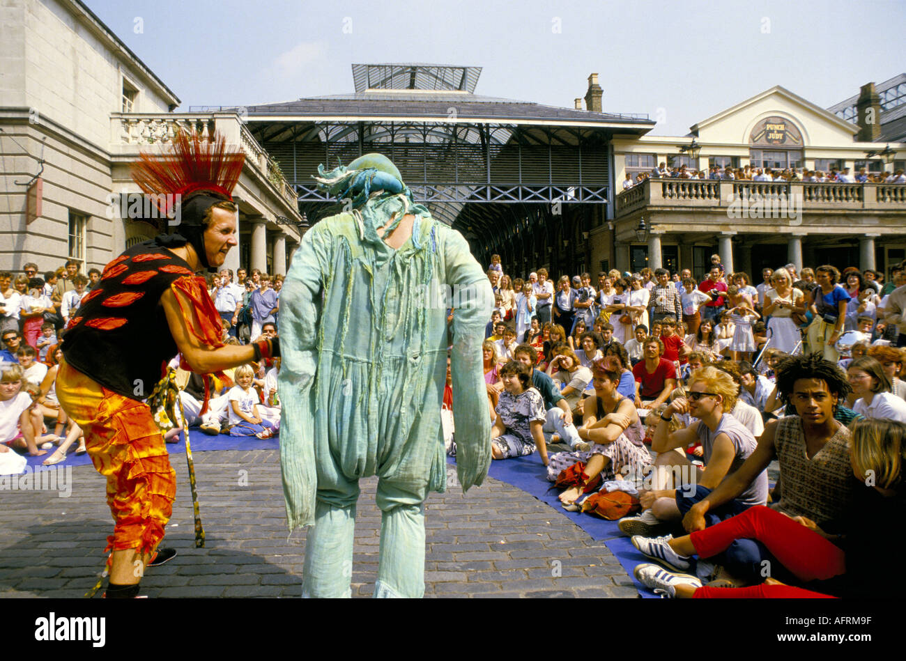 Covent Garden London 1990er Jahre Großbritannien. Street Entertainer in piazza Sommer Massen von Touristen 90s HOMER SYKES Stockfoto