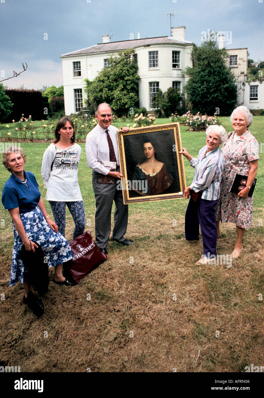 Familie Porträt Käufer Pose mit einem Ölgemälde von einem Verwandten gerade gekauft bei Newnham Hall Northamptonshire Landhaus Auktion 1990er Jahre UK HOMER SYKES Stockfoto