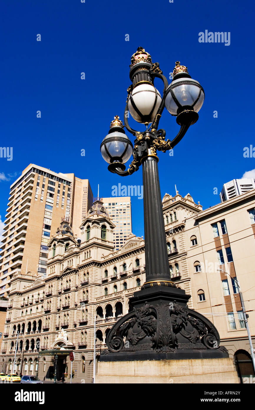 Melbourne-Architektur / "Windsor Hotel" und ein Parlament Lampe in Spring Street Melbourne Victoria Australien. Stockfoto