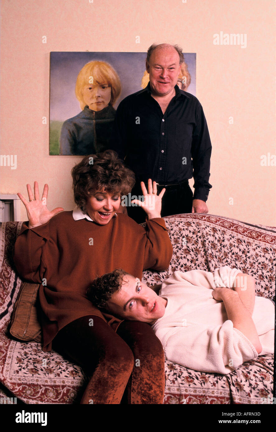 Prunella Skalen, Timothy West, Sam West Familie zu Hause South London, Porträt an der Wand ist von ihrer Kinder Sam und Joe West 1980 s 1990 s UK HOMER SYKES Stockfoto