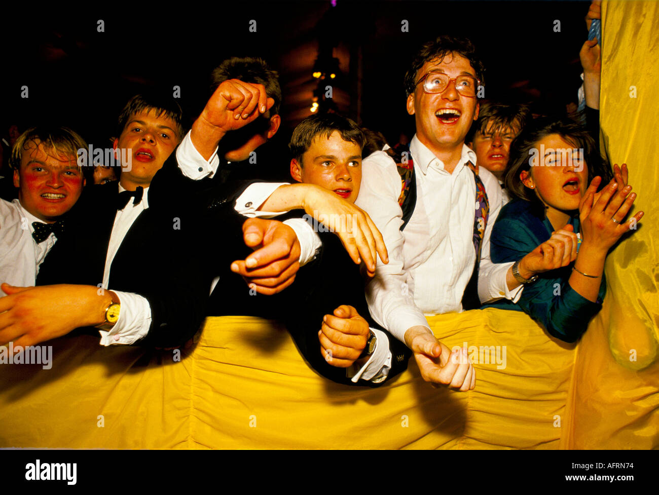 90er Jahre reiche Kinder UK Student Teenager Royal Agricultural College  University Ende des Jahres Tanz Black Krawatte Event Publikum zu leben Band  gibt Konzert Stockfotografie - Alamy