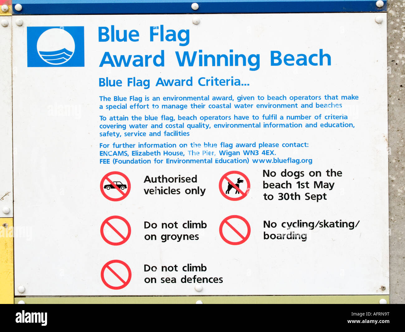 Beachten Sie zeigt Kriterien für die Auszeichnung blaue Flagge Strand Stockfoto