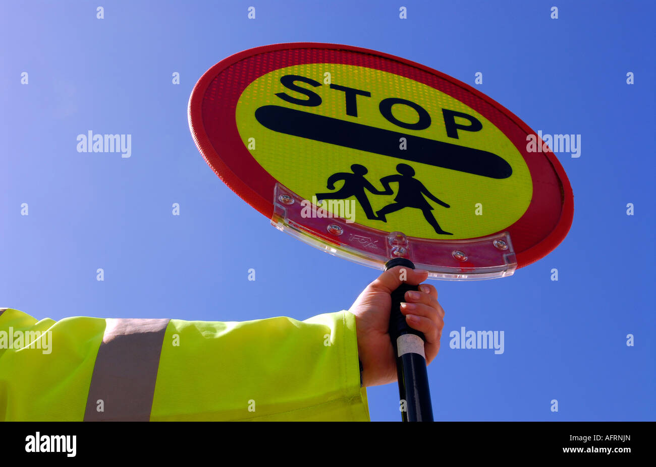School Crossing Patrol Officer (auch bekannt als Lollypop Lady) mit Stoppschild, Lambeth, London, Großbritannien. Stockfoto
