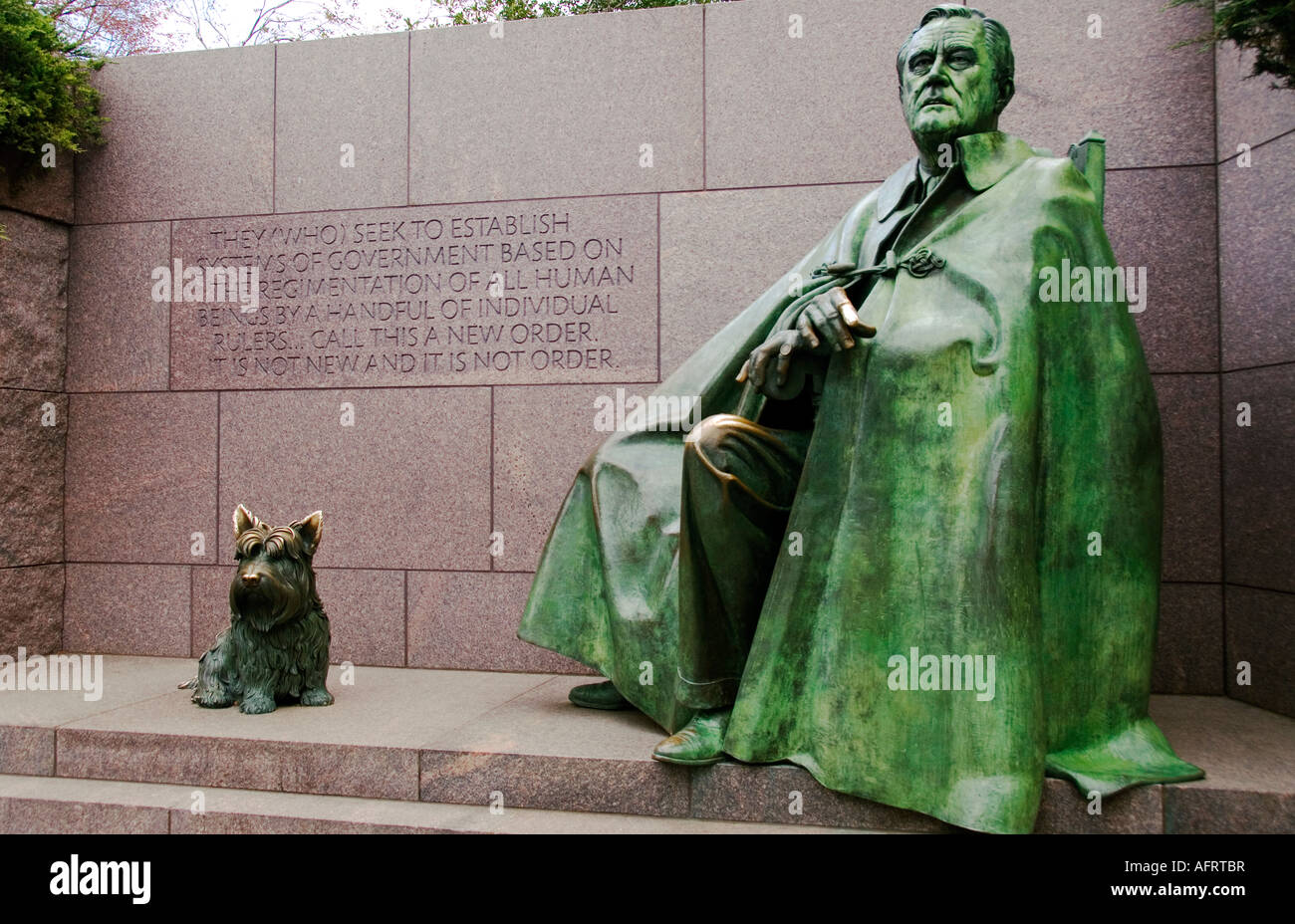 Franklin Delano Roosevelt Memorial Washington DC USA Statue von FDR und seinem Hund Fala Stockfoto