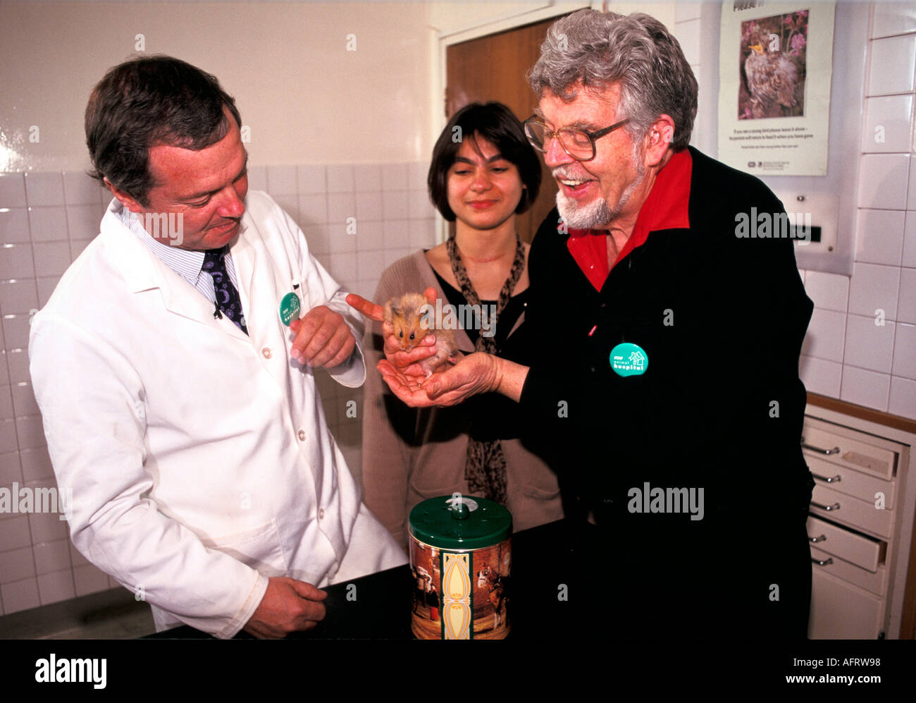 Rolf Harris TV-Persönlichkeit macht die BBC-Fernsehsendung Animal Hospital mit Tierarzt David Grant und einem Hamsterpatienten aus den 1990er Jahren, Großbritannien, HOMER SYKES Stockfoto