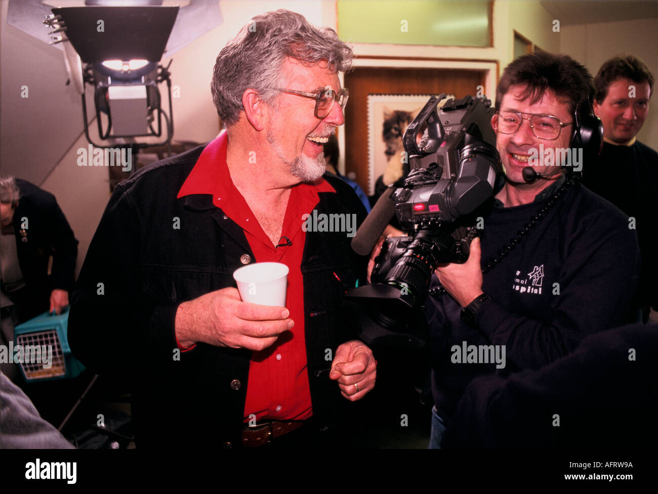 Rolf Harris TV-Persönlichkeit macht die BBC-Fernsehsendung Animal Hospital mit BBC-Kameramann vor den Dreharbeiten. HOMER SYKES, GROSSBRITANNIEN DER 1990ER JAHRE Stockfoto