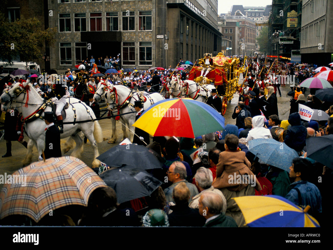 Lord Mayors Show, The City of London. Regentag schlechtes Wetter Menschenmassen 1990s UK HOMER SYKES Stockfoto