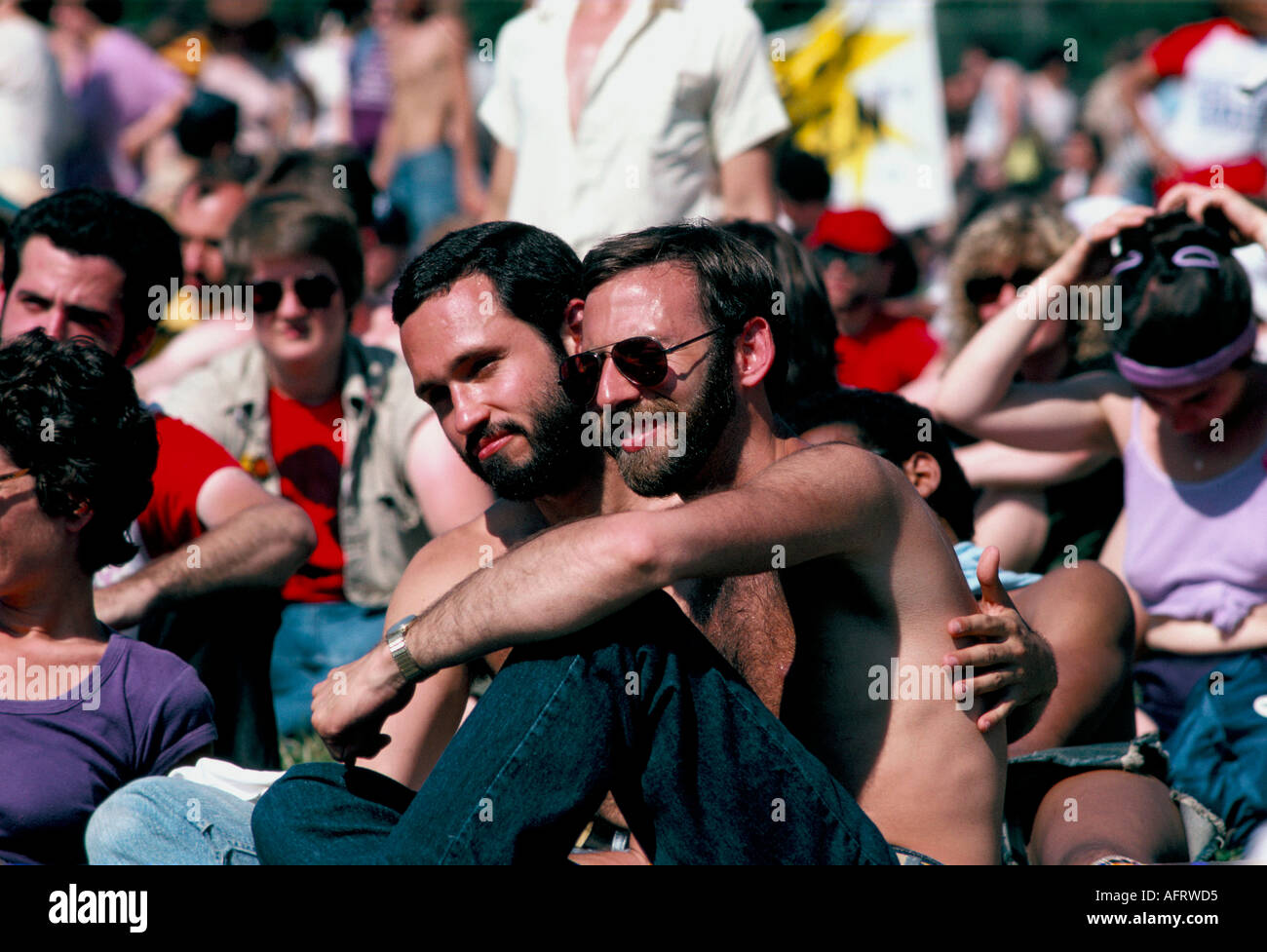 Gay Pride Parade und Rallye im Central Park New York 1980 Zwei schwule Männer, die bei der Demonstration den Vortragenden lauschen. USA. 1981 HOMER SYKES Stockfoto