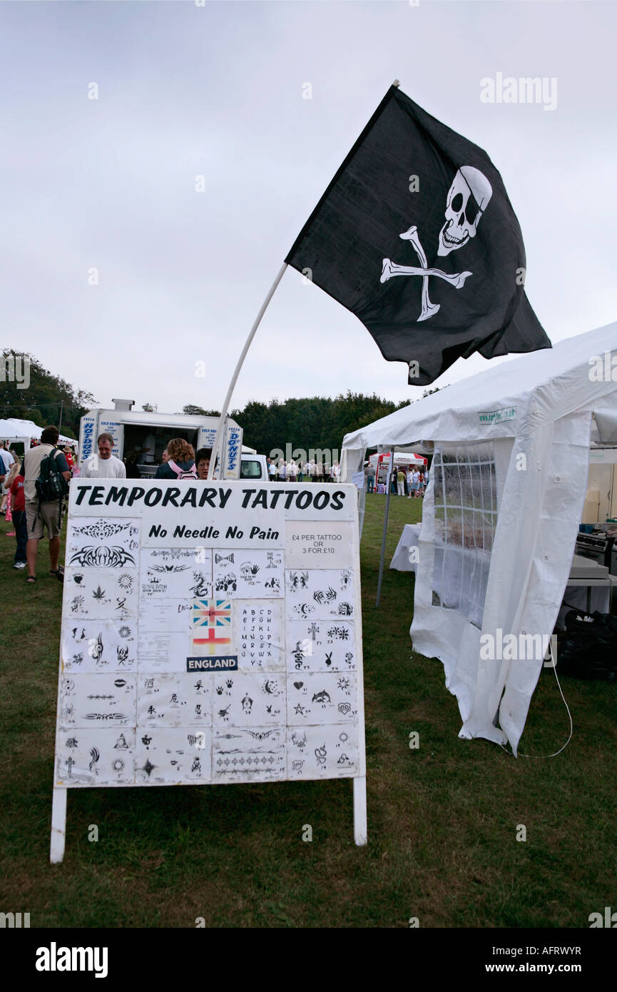 Zeichen im Village fete Werbung temporäre tattoos Stockfoto