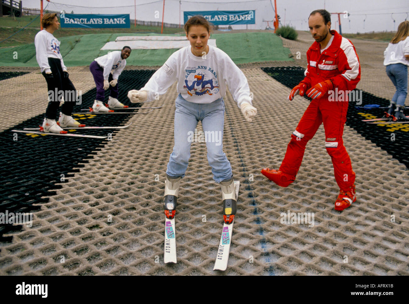 Beckton Alps. Barclays Bankmitarbeiter-Veranstaltung. Einzelhandelspersonal an einem Ausflugstag auf der trockenen Skischule. Trockene Skipisten. Beckton East London England Großbritannien 1990er Jahre Stockfoto