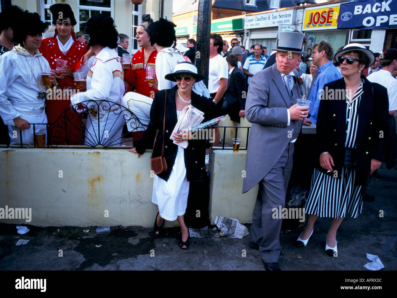 Männer verkleidet als Elvis Presley in der Open-Air-Bar im Royal Ascot. 1980s UK 1985. HOMER SYKES Stockfoto