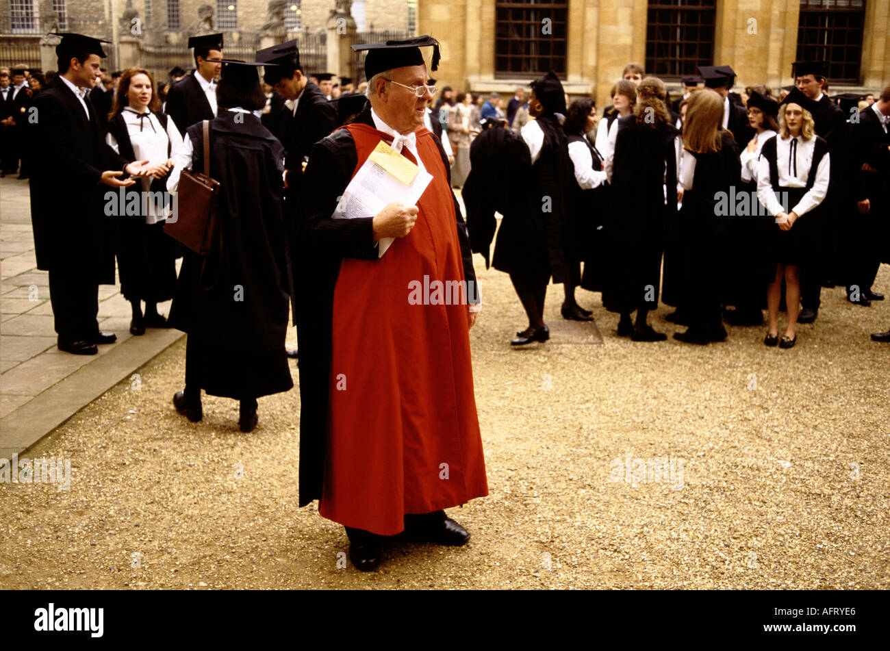 Mortarboard Oxford University UK. Die Studierendenmatrikulation der Freshers Week findet am Sheldonian Theatre Oxford statt. Verantwortlicher Master. 1990S England Stockfoto