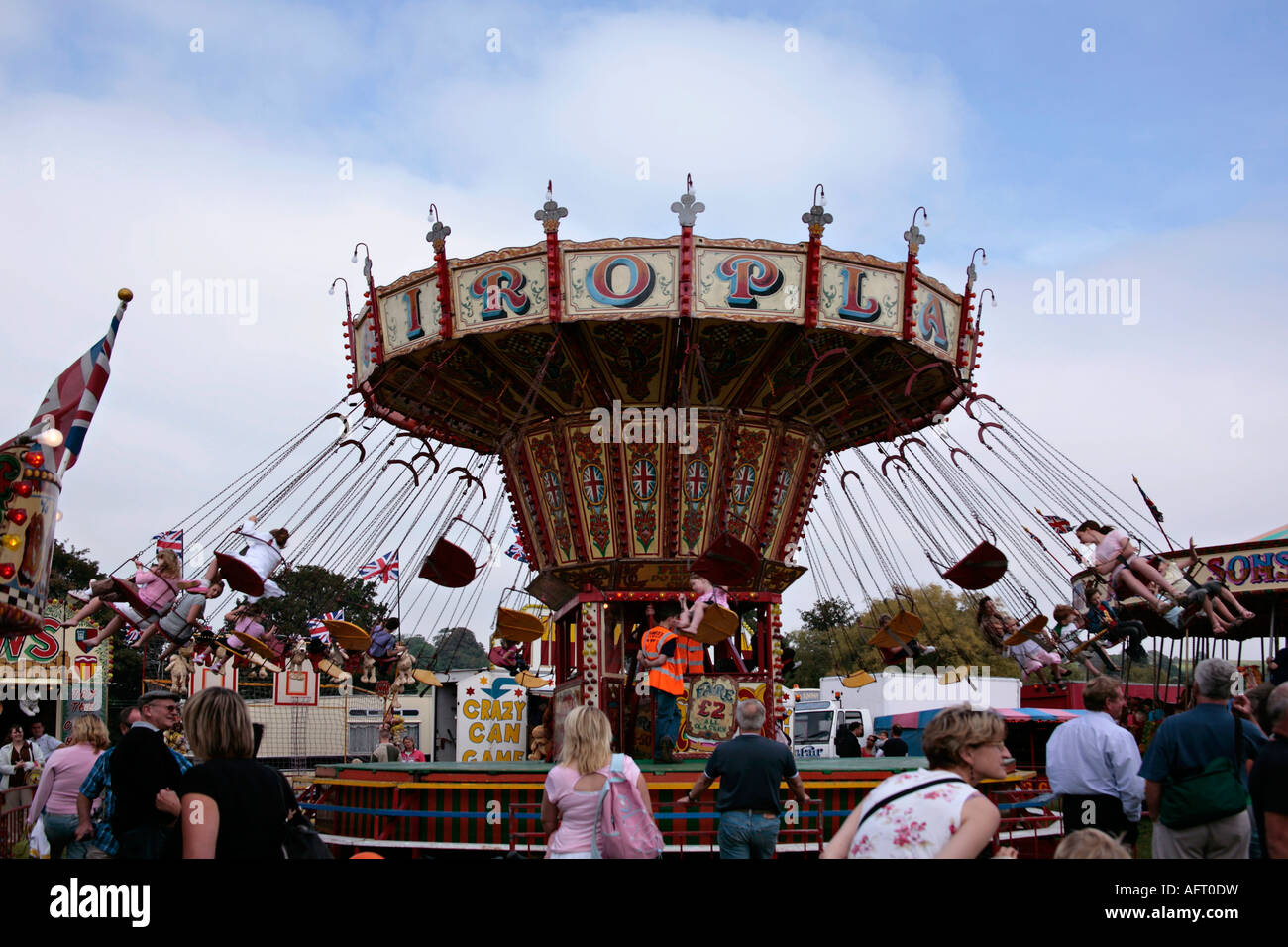 Kinder auf Chairoplanes fahren auf dem Jahrmarkt im englischen Dorffest Stockfoto