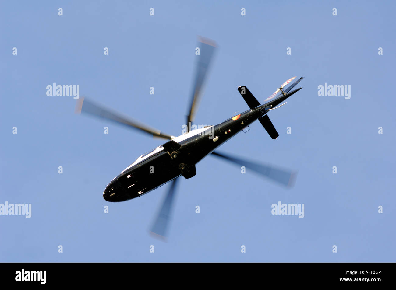 Helecopter Blick von unterhalb der Chopper fliegen oben blickte Stockfoto